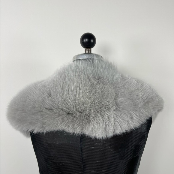 Elegant Gray Fur Collar - Picture 4 of 8